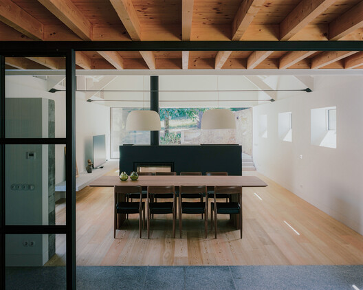 House in Santa Maria da Feira / Branco-DelRio Arquitectos House in Santa Maria da Feira / Branco-DelRio Arquitectos - Interior Photography, Dining room, Wood, Lighting, Table, Chair, Beam, Glass