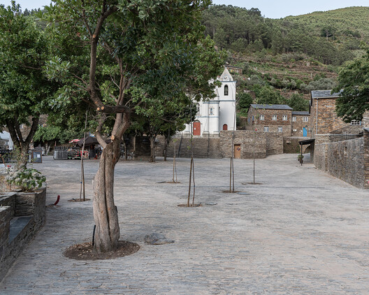 Praça e Posto de Turismo Piódão / Branco-DelRio Arquitectos Praça e Posto de Turismo Piódão / Branco-DelRio Arquitectos - Fotografia de Exterior, Concreto