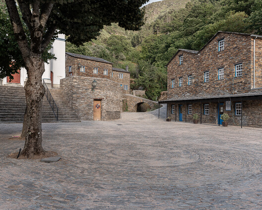 Praça e Posto de Turismo Piódão / Branco-DelRio Arquitectos Praça e Posto de Turismo Piódão / Branco-DelRio Arquitectos - Imagem 1 de 15