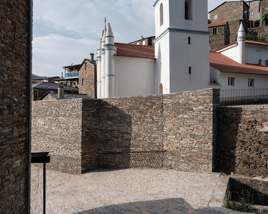 Praça e Posto de Turismo Piódão / Branco-DelRio Arquitectos Praça e Posto de Turismo Piódão / Branco-DelRio Arquitectos - Imagem 4 de 15