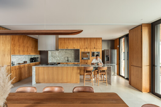 FG House / Oficina Conceito Arquitetura FG House / Oficina Conceito Arquitetura - Interior Photography, Kitchen, Wood, Countertop, Chair
