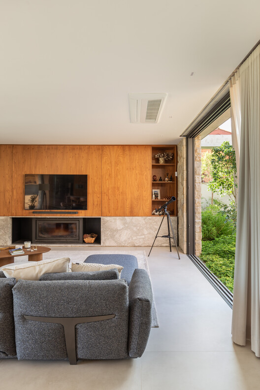 FG House / Oficina Conceito Arquitetura FG House / Oficina Conceito Arquitetura - Interior Photography, Living Room, Wood, Sofa, Door, Chair
