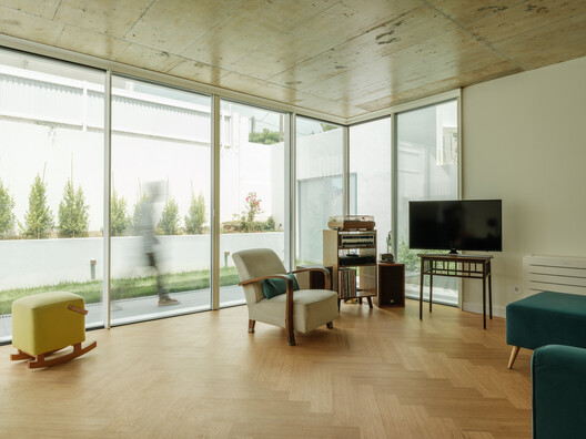 House in Belém / Filipe Borges de Macedo House in Belém / Filipe Borges de Macedo - Interior Photography, Living Room, Wood, Chair, Lighting, Glass