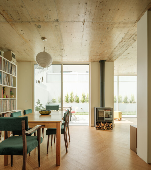House in Belém / Filipe Borges de Macedo House in Belém / Filipe Borges de Macedo - Interior Photography, Dining room, Wood, Chair, Table, Lighting