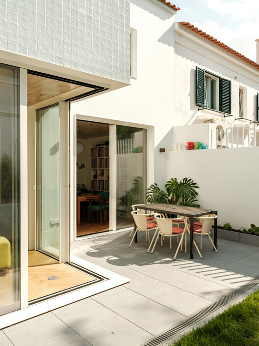 House in Belém / Filipe Borges de Macedo House in Belém / Filipe Borges de Macedo - Interior Photography, Door, Balcony, Courtyard