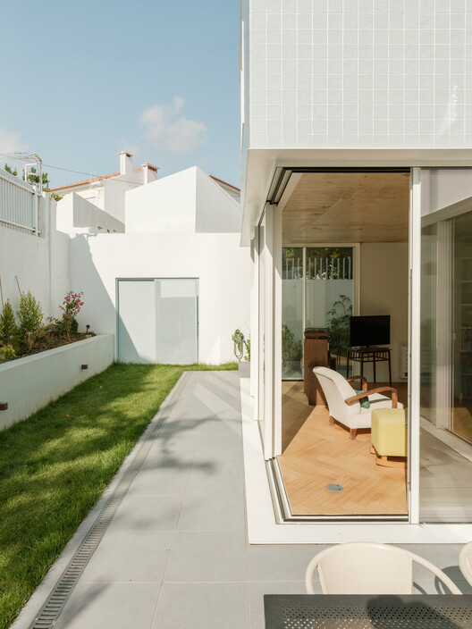 House in Belém / Filipe Borges de Macedo House in Belém / Filipe Borges de Macedo - Exterior Photography, Door, Courtyard
