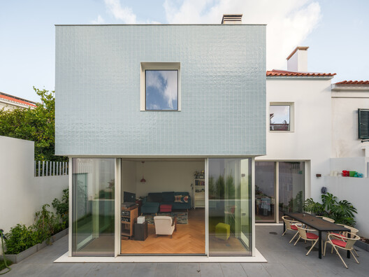 House in Belém / Filipe Borges de Macedo House in Belém / Filipe Borges de Macedo - Exterior Photography, Door, Balcony