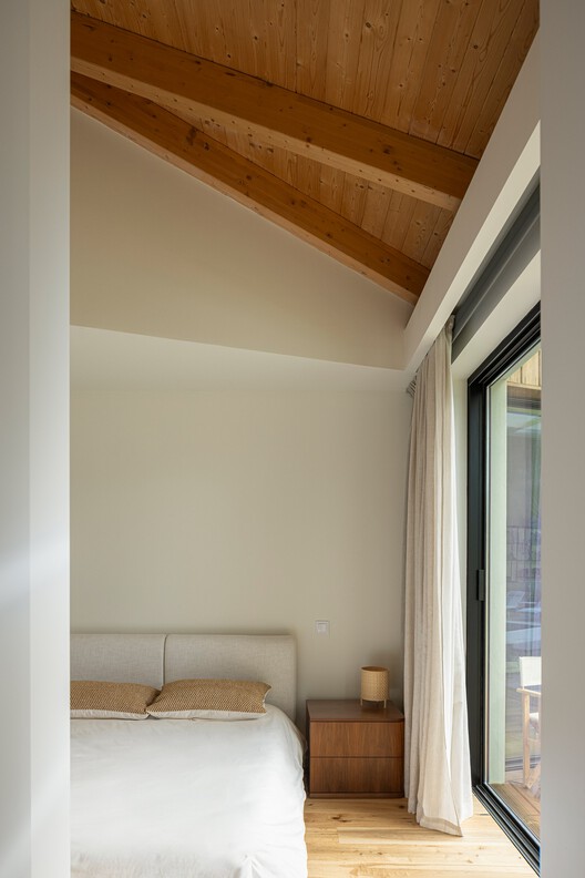 Colares Sintra House / Sabrab Colares Sintra House / Sabrab - Interior Photography, Bedroom, Wood, Bed, Beam