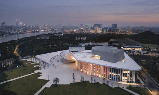 Snøhetta’s Shanghai Grand Opera House Opens With a Sweeping Roof and Panoramic River Views Snøhetta’s Shanghai Grand Opera House Opens With a Sweeping Roof and Panoramic River Views - Image 1 of 15