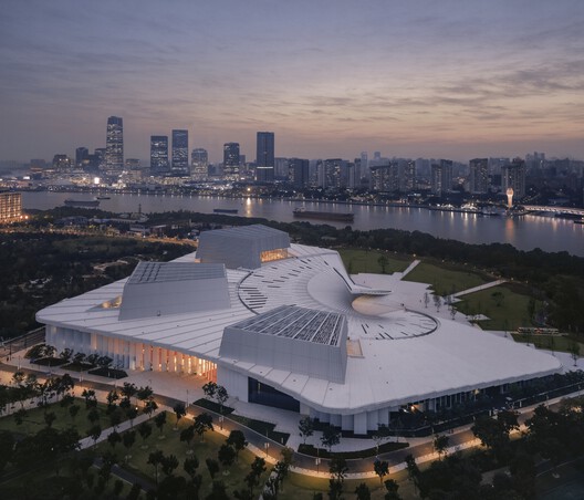 Snøhetta’s Shanghai Grand Opera House Opens With a Sweeping Roof and Panoramic River Views Snøhetta’s Shanghai Grand Opera House Opens With a Sweeping Roof and Panoramic River Views - Image 7 of 15
