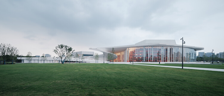 Snøhetta’s Shanghai Grand Opera House Opens With a Sweeping Roof and Panoramic River Views - Image 2 of 15
