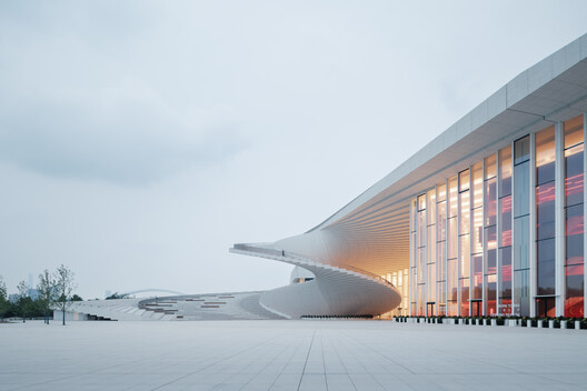 Snøhetta’s Shanghai Grand Opera House Opens With a Sweeping Roof and Panoramic River Views Snøhetta’s Shanghai Grand Opera House Opens With a Sweeping Roof and Panoramic River Views - Image 3 of 15