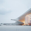 Snøhetta’s Shanghai Grand Opera House Opens With a Sweeping Roof and Panoramic River Views - Image 2 of 4