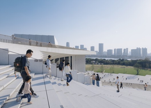 Snøhetta’s Shanghai Grand Opera House Opens With a Sweeping Roof and Panoramic River Views Snøhetta’s Shanghai Grand Opera House Opens With a Sweeping Roof and Panoramic River Views - Image 9 of 15