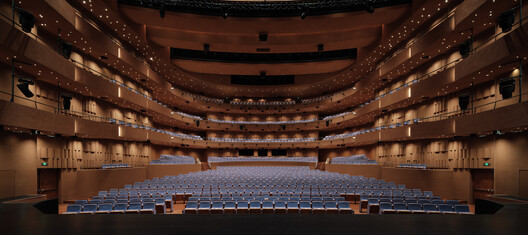Snøhetta’s Shanghai Grand Opera House Opens With a Sweeping Roof and Panoramic River Views Snøhetta’s Shanghai Grand Opera House Opens With a Sweeping Roof and Panoramic River Views - Image 14 of 15