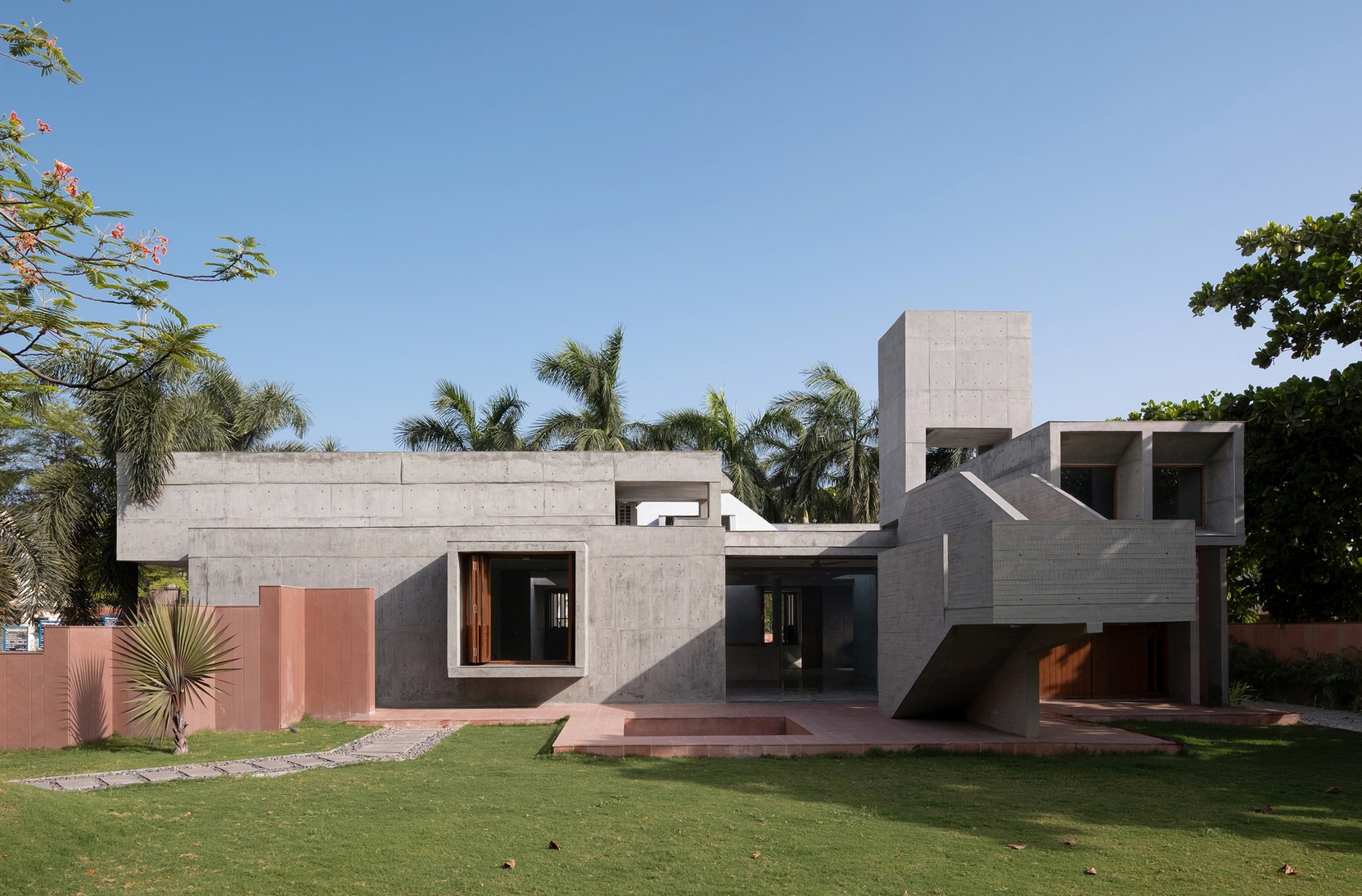 Monastic Field House / ROOMOOR