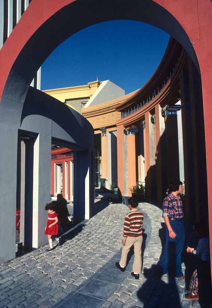 位於美國路易斯安那州紐奧良的義大利廣場(Piazza d'Italia),由美國後現代主義建築師查爾斯·摩爾(Charles Moore)與 Perez Architects 合作設計,於 1978 年竣工