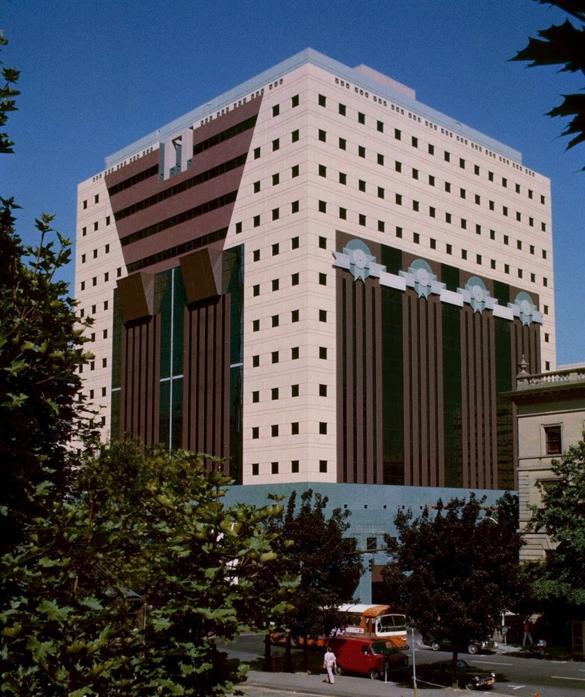位於美國俄勒岡州波特蘭市的波特蘭大樓(The Portland Building),由著名美國後現代主義建築師麥可·葛瑞夫(Michael Graves)與 Emery Roth & Sons 共同設計,於 1982 年正式啟用