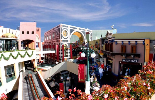 Learning from Capitalism: How Postmodern Architecture Became the Language of American Business Learning from Capitalism: How Postmodern Architecture Became the Language of American Business - Image 19 of 27