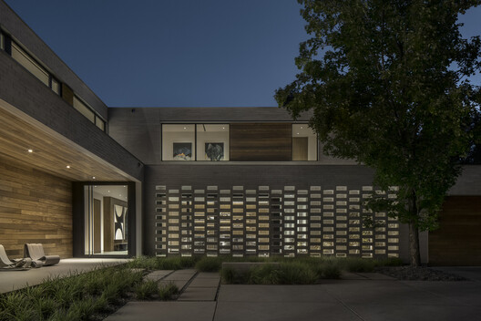 Parkside Villa / Studio B Architecture + Interiors Parkside Villa / Studio B Architecture + Interiors - Exterior Photography, Concrete, Courtyard