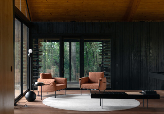 Dam House / 24 7 Arquitetura - Interior Photography, Living Room, Wood, Chair, Table