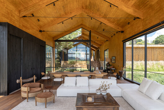 Dam House / 24 7 Arquitetura - Interior Photography, Living Room, Chair, Deck, Beam