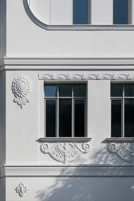 How Material Choices Shape Contemporary Additions to Historic Buildings - Image 2 of 8