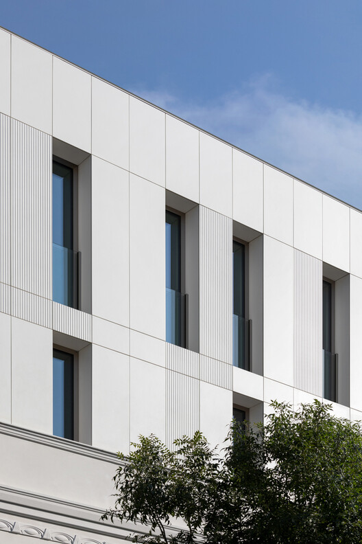 How Material Choices Shape Contemporary Additions to Historic Buildings - Image 4 of 8