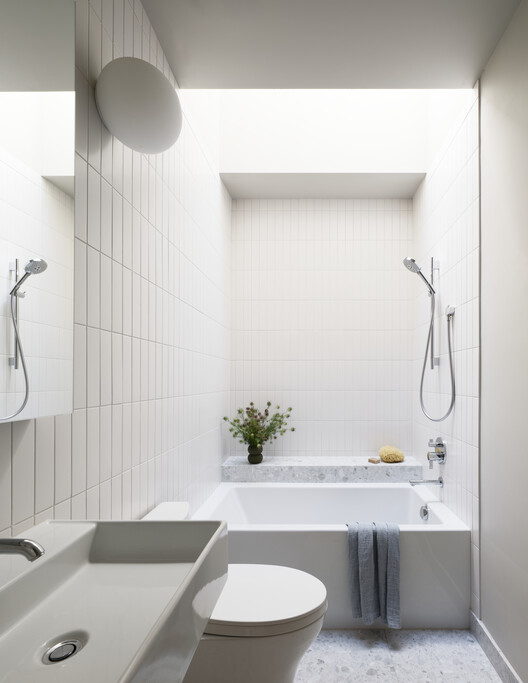 Mr. Belvedere House / Linework Architecture Mr. Belvedere House / Linework Architecture - Interior Photography, Bathroom, Toilet, Bathtub, Sink