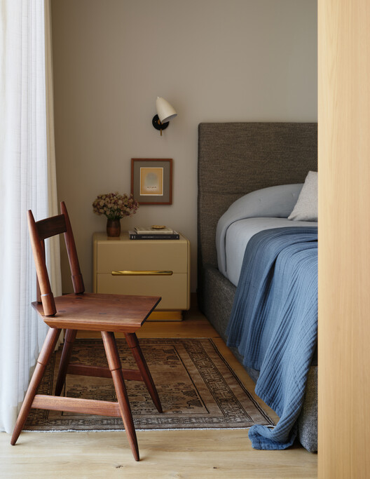 Mr. Belvedere House / Linework Architecture Mr. Belvedere House / Linework Architecture - Interior Photography, Bedroom, Wood, Bed, Lighting
