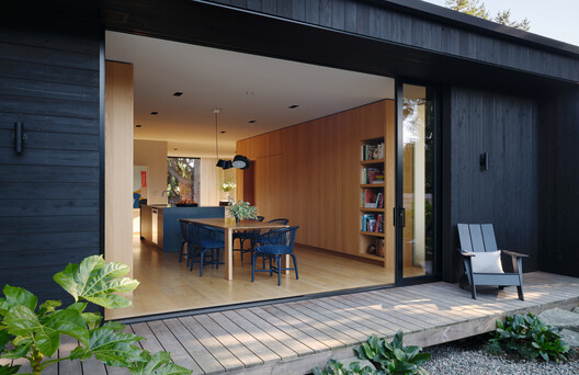 Mr. Belvedere House / Linework Architecture Mr. Belvedere House / Linework Architecture - Interior Photography, Dining room, Wood, Door, Chair