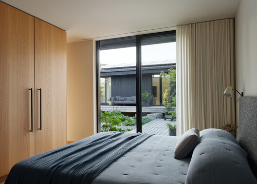 Mr. Belvedere House / Linework Architecture Mr. Belvedere House / Linework Architecture - Interior Photography, Bedroom, Wood, Bed, Lighting