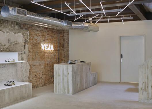 Veja São Paulo Store / Roberto Somlo Arquitetura Veja São Paulo Store / Roberto Somlo Arquitetura - Interior Photography, Wood, Lighting