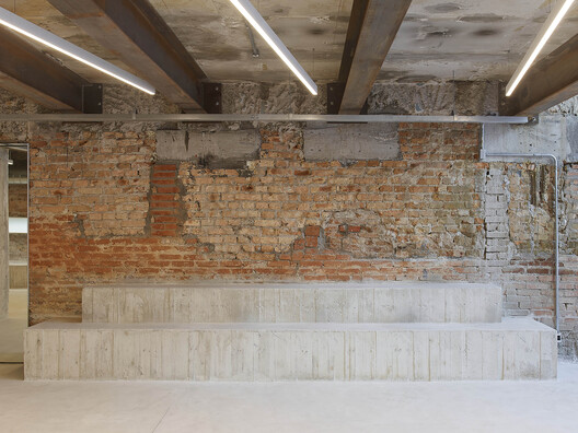 Veja São Paulo Store / Roberto Somlo Arquitetura Veja São Paulo Store / Roberto Somlo Arquitetura - Interior Photography, Brick, Concrete, Beam