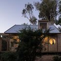 Casas pequeñas en Uruguay: cómo tres estudios construyen de forma ligera en terrenos rurales y costeros - Imagen 1 de 4