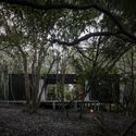 Casas pequeñas en Uruguay: cómo tres estudios construyen de forma ligera en terrenos rurales y costeros - Imagen 3 de 4