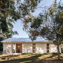 Casas pequeñas en Uruguay: cómo tres estudios construyen de forma ligera en terrenos rurales y costeros - Imagen 2 de 4