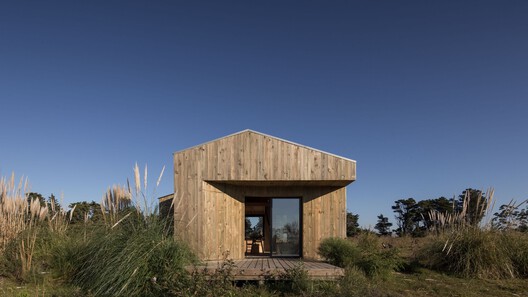 Small Houses in Uruguay: How Three Studios Build Light on Rural and Coastal Sites Small Houses in Uruguay: How Three Studios Build Light on Rural and Coastal Sites - Image 6 of 8