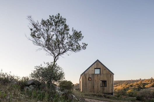 Small Houses in Uruguay: How Three Studios Build Light on Rural and Coastal Sites Small Houses in Uruguay: How Three Studios Build Light on Rural and Coastal Sites - Image 7 of 8