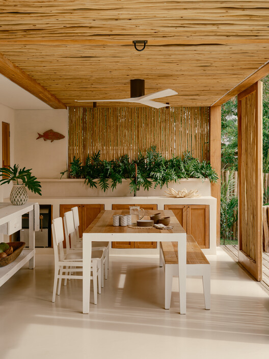 Bahia House / Patricia Martinez Arquitetura Bahia House / Patricia Martinez Arquitetura - Interior Photography, Dining room, Wood, Table, Chair, Lighting