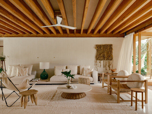Bahia House / Patricia Martinez Arquitetura Bahia House / Patricia Martinez Arquitetura - Interior Photography, Dining room, Wood, Table, Chair
