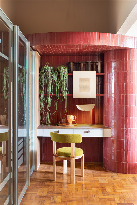 Estúdio Semibreve / Estúdio Clara Nahas - Interior Photography, Closet, Wood, Lighting, Table, Chair