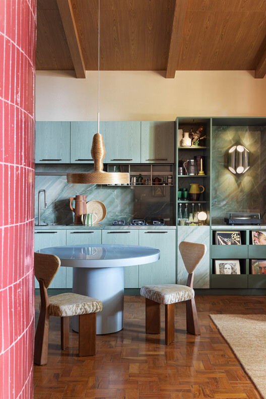 Estúdio Semibreve / Estúdio Clara Nahas - Interior Photography, Kitchen, Wood, Lighting, Table, Chair, Countertop, Shelving