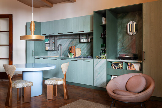 Estúdio Semibreve / Estúdio Clara Nahas - Interior Photography, Kitchen, Wood, Lighting, Countertop, Table, Chair