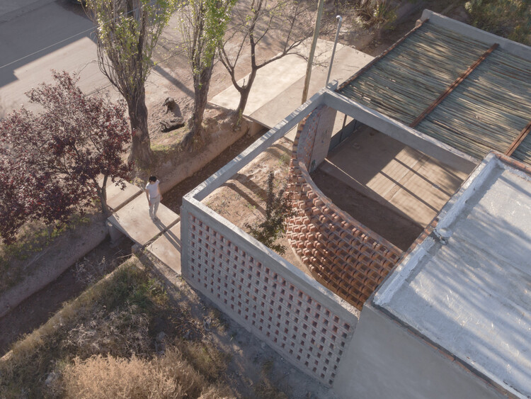T-237 House / UNO MÁS UNO Arquitectos - Houses