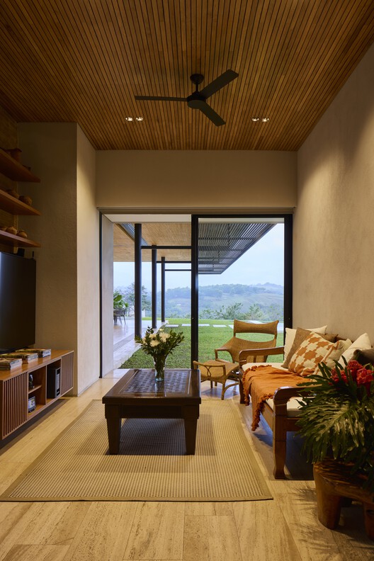 Casa LDM / HILADA Arquitectos Casa LDM / HILADA Arquitectos - Interior Photography, Dining room, Wood, Chair, Beam