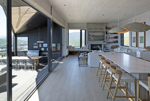 Mirador House / Rodrigo de la Cerda Arquitecto Mirador House / Rodrigo de la Cerda Arquitecto - Interior Photography, Kitchen, Wood, Chair, Beam