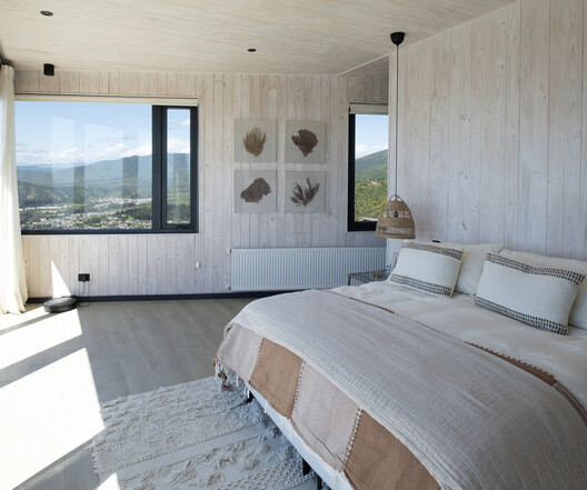 Mirador House / Rodrigo de la Cerda Arquitecto Mirador House / Rodrigo de la Cerda Arquitecto - Interior Photography, Bedroom, Bed