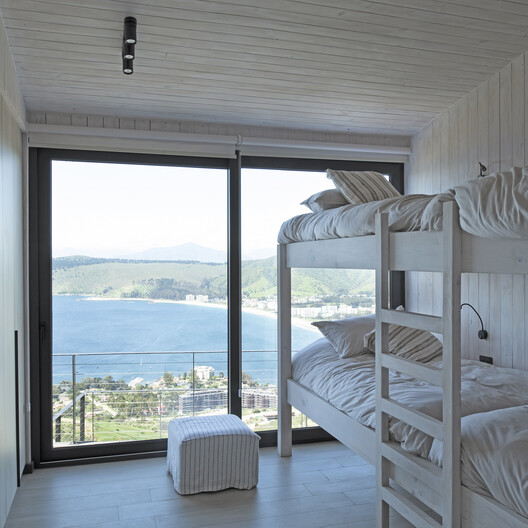Mirador House / Rodrigo de la Cerda Arquitecto Mirador House / Rodrigo de la Cerda Arquitecto - Interior Photography, Bedroom, Coast, Balcony