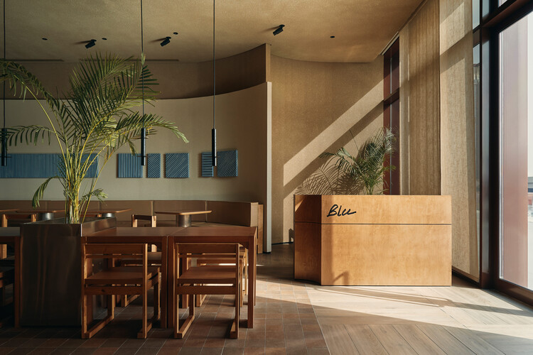 Blu Pizzeria Jeddah / movs studio - Fotografía interior, Madera, Mesas, Sillas, Iluminación